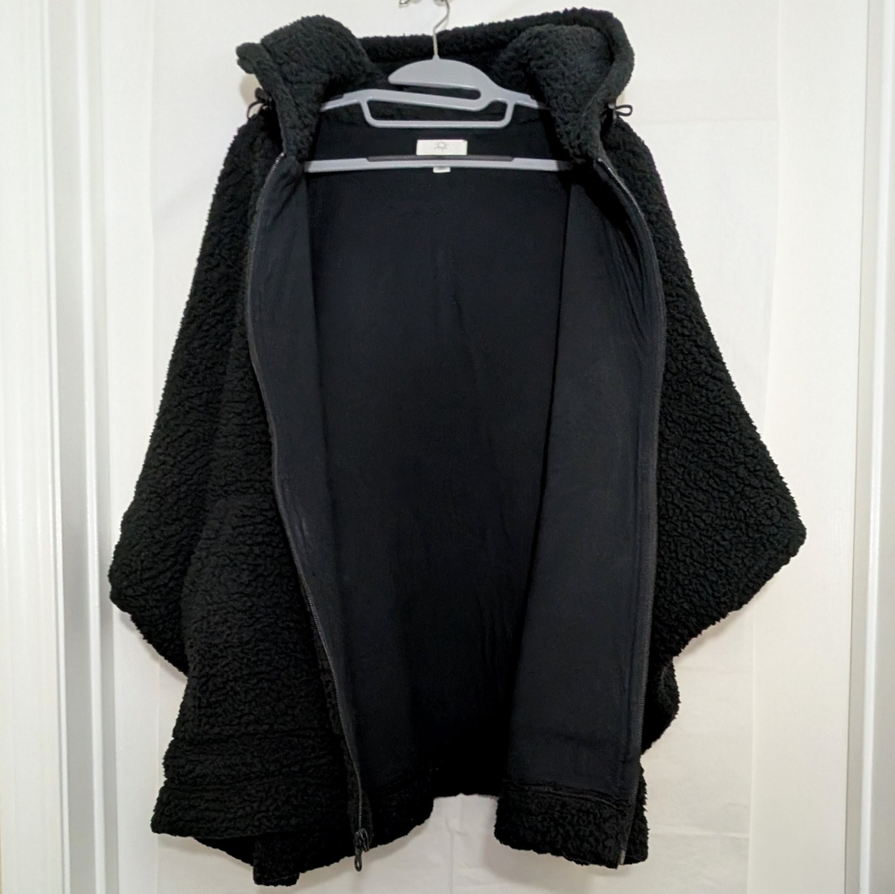 Offline By Aerie Black Sherpa Hooded Poncho - Picture 3 of 9